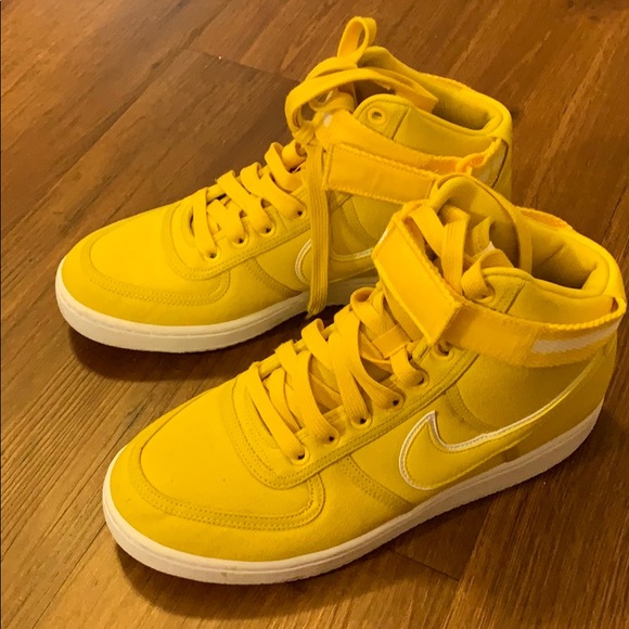 mustard color nike shoes
